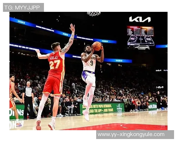 库里弧顶接球失去重心却依然精准命中布朗尼面前三分球